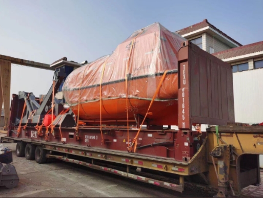 frp-totally-full-enclosed-lifeboat3.jpg
